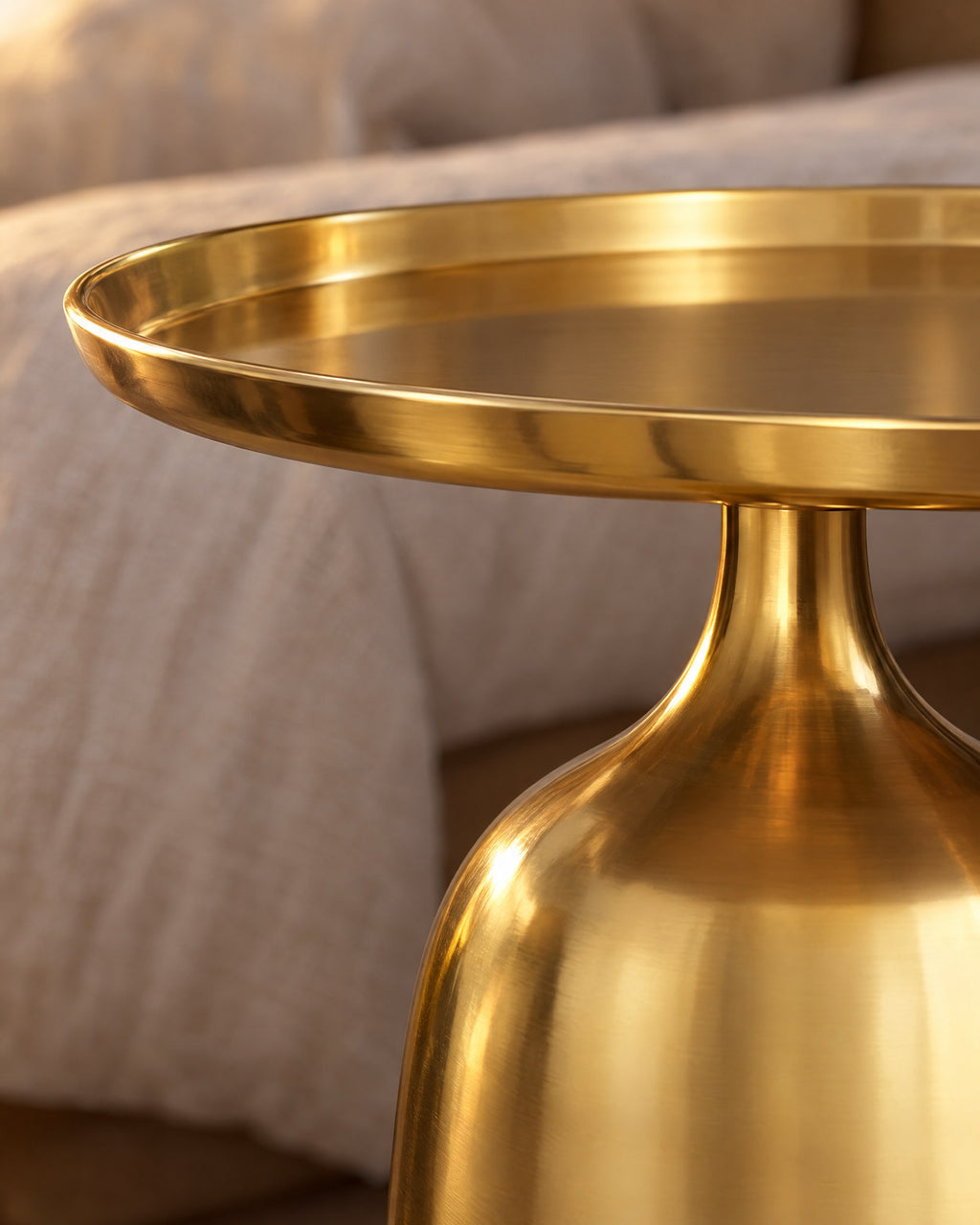 Close-up of the raised rim of the gold tray top and the bell-shaped base