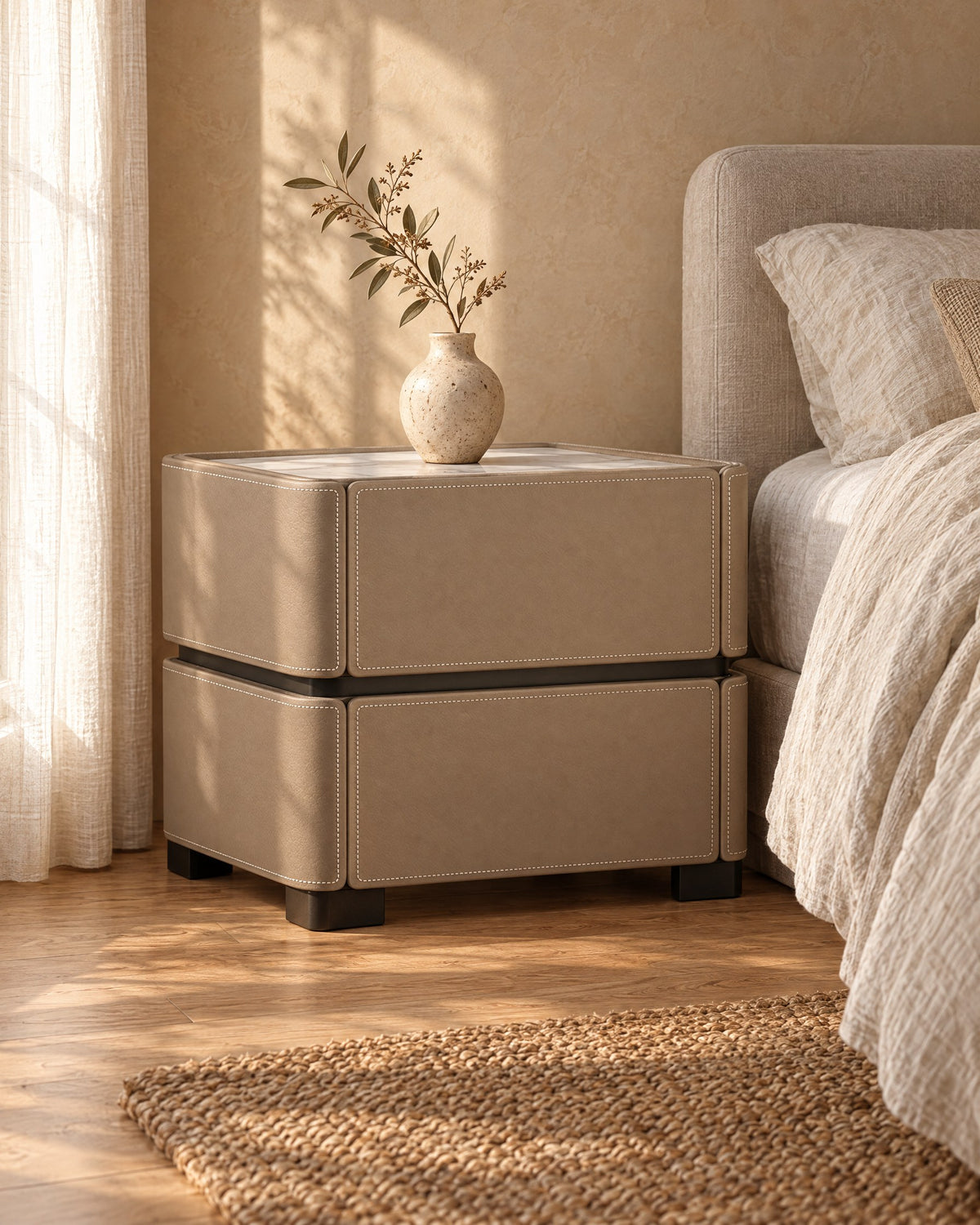 Rounded corners, block feet