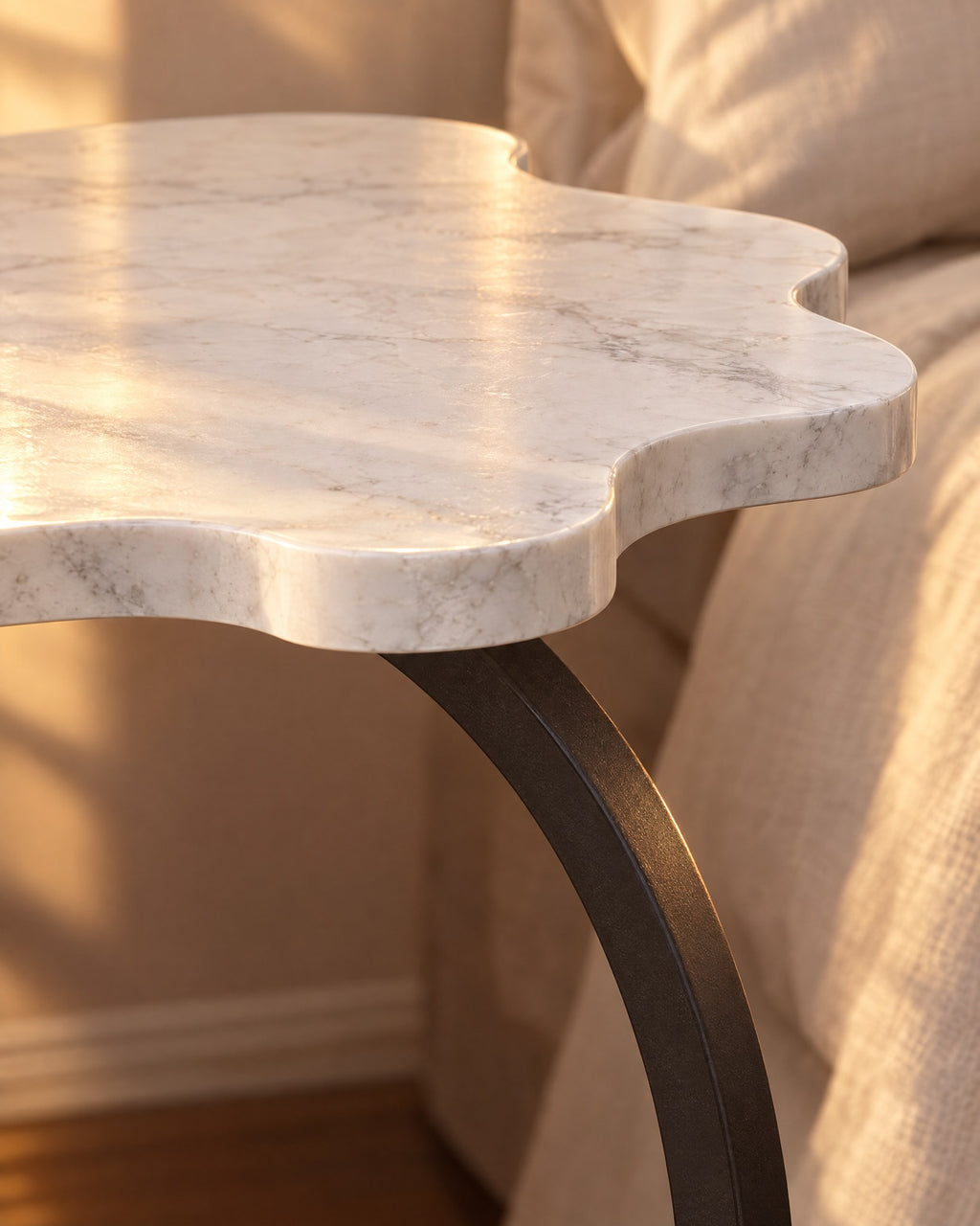 Close-up of the scalloped cloud-shaped edge and white marble-effect finish