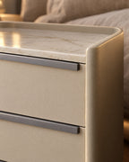 Close-up of the marble-effect top, its raised edge and the dark grey bar handle